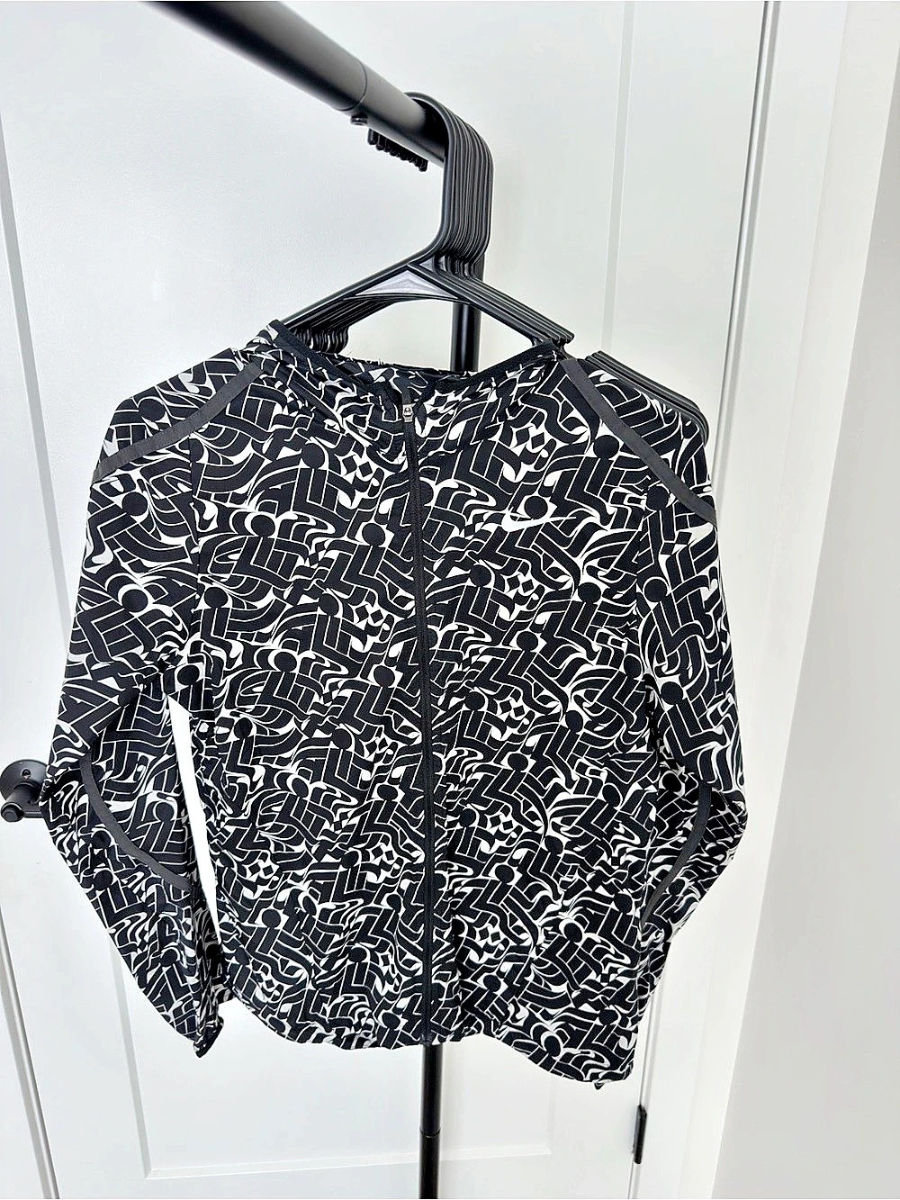Nike Women's Black & White Lightweight Geometric Hooded Jacket